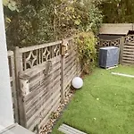 Haeuschen Im Garten In Der Muelheimer Altstadt