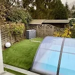 Haeuschen Im Garten In Der Muelheimer Altstadt *