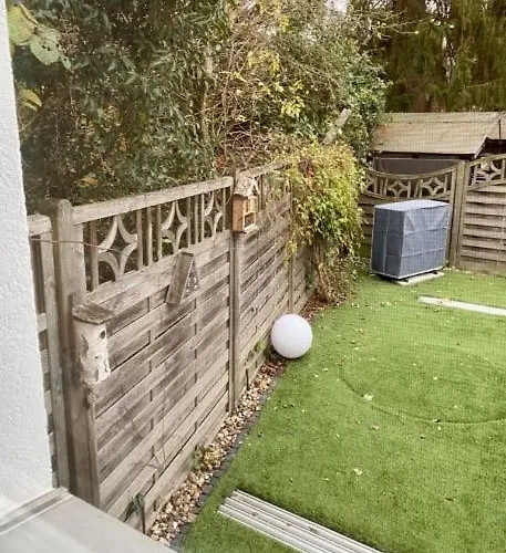 Haeuschen Im Garten In Der Muelheimer Altstadt