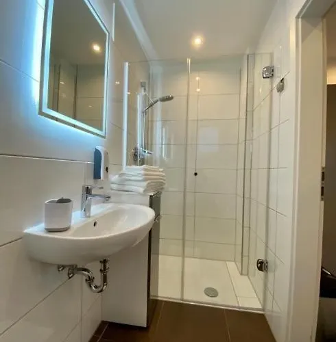 Haeuschen Im Garten In Der Muelheimer Altstadt *