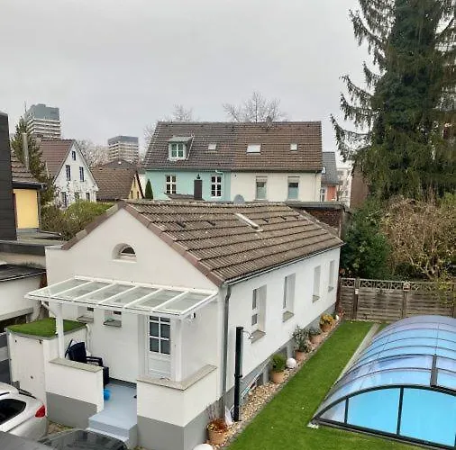 Haeuschen Im Garten In Der Muelheimer Altstadt